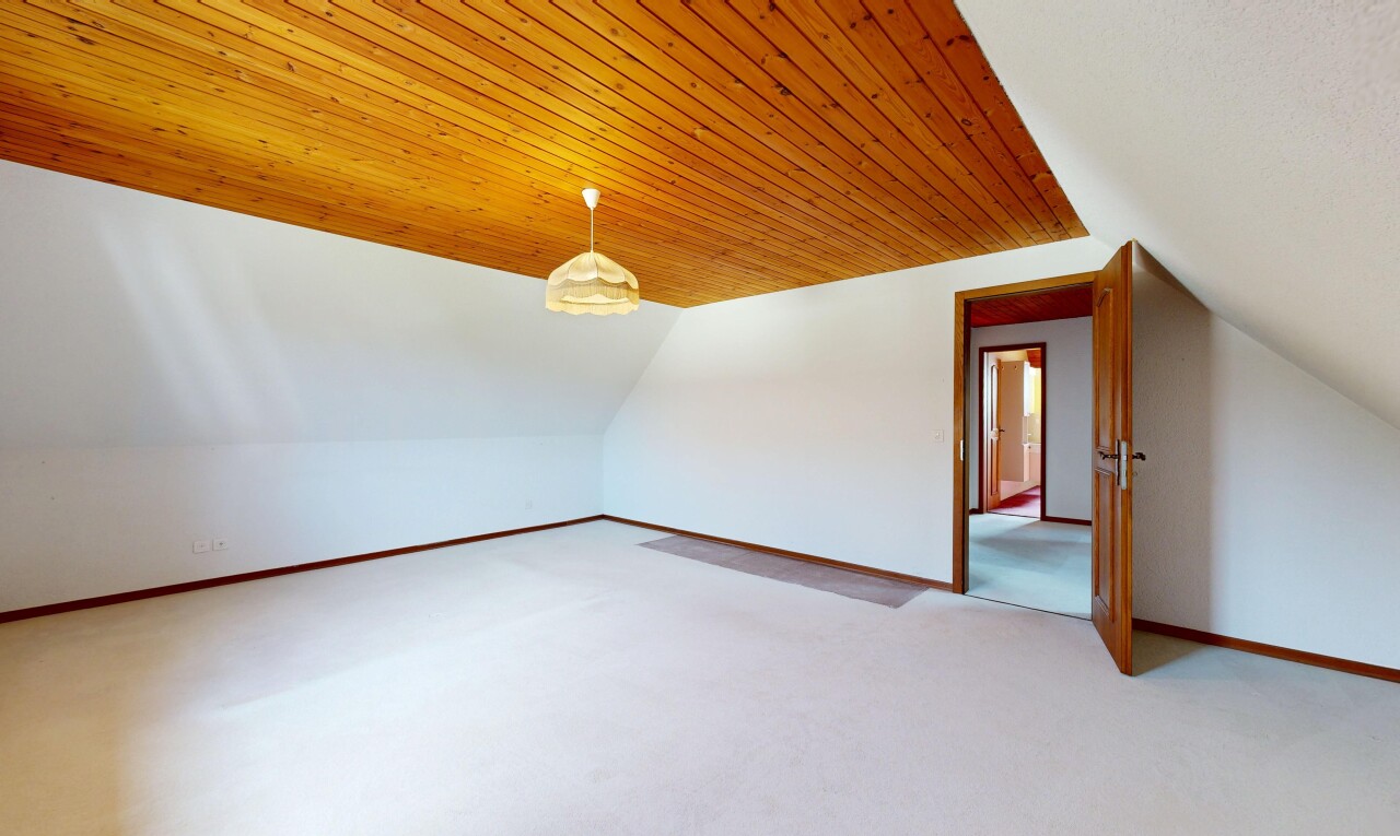 leerer raum mit zusätzliches zimmer, vaulted ceiling, dachschräge, drywall, und gipskartonwand