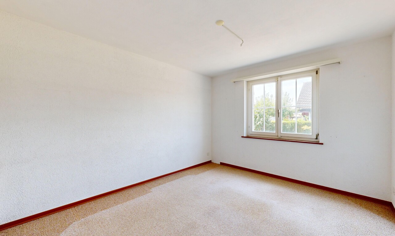 leerer raum mit carpet, teppich, baseboards wall, sockelleisten, und inside property