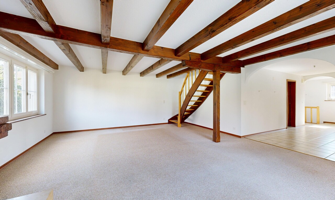 leerer raum mit balkendecke, beamed ceiling, teppich, carpet, und treppen