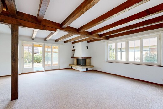 wohnzimmer mit beamed ceiling, balkendecke, high end ceiling, carpet, und teppich