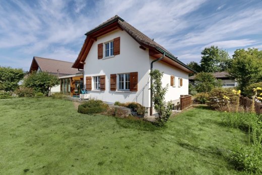 außenansicht mit property visible, rasen, from property, day time, und stuckverkleidung