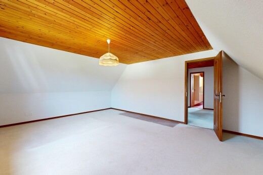 leerer raum mit zusätzliches zimmer, vaulted ceiling, dachschräge, drywall, und gipskartonwand