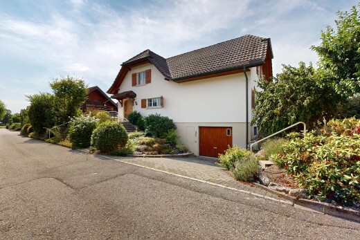 außenansicht mit ziegeldach, eingebaute garage, day time, property visible, und stuckverkleidung