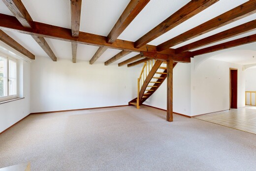 leerer raum mit balkendecke, beamed ceiling, teppich, carpet, und treppen
