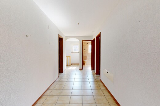 halle / korridor mit inside property, light floor, baseboards wall, sockelleisten, und gewölbte gehwege