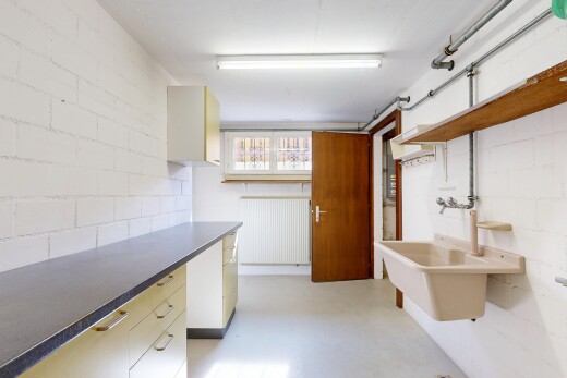 küche mit waschbecken, light floor, kühler, dark countertops, und arbeitsplatten