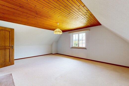 leerer raum mit sockelleisten, baseboards wall, zusätzliches zimmer, natürliches licht, und dachschräge