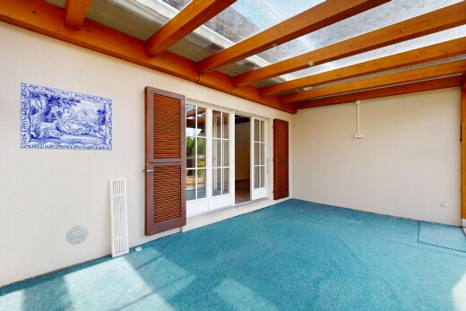 leerer raum mit balkendecke, beamed ceiling, gipskartonwand, und drywall