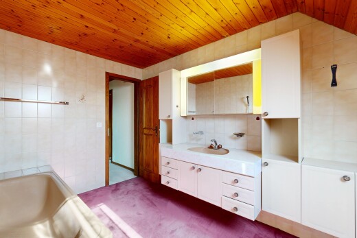 bad mit tile wall, fliesenwand, komplettes badezimmer, wood ceiling, und holzdecke