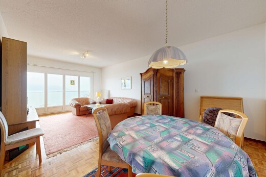 wohn- / esszimmer mit inside property, gipskartonwand, drywall, parquet floor, und natürliches licht