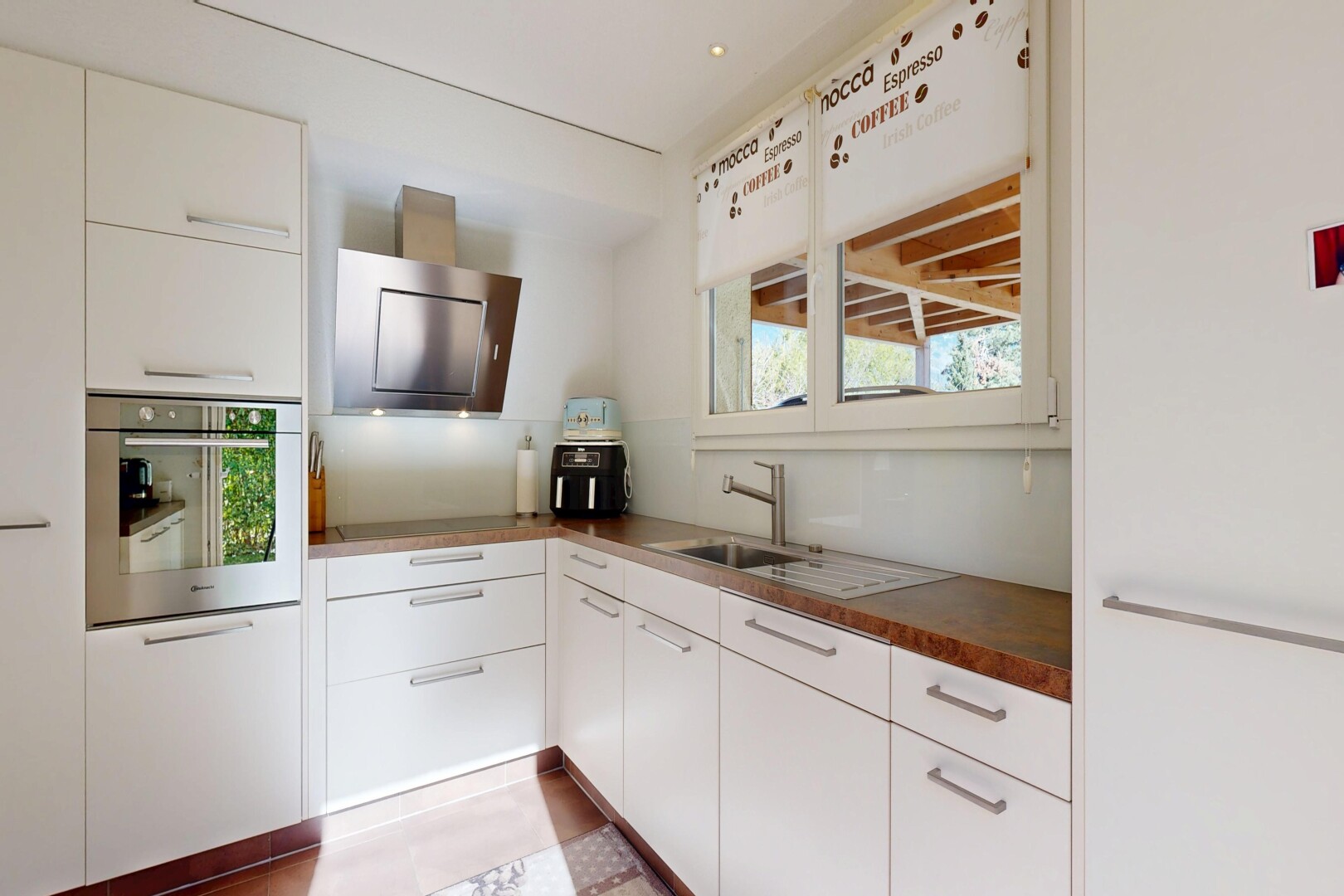 küche mit ofen, weiße schränke, white cabinets, dunstabzugshaube, und natural light