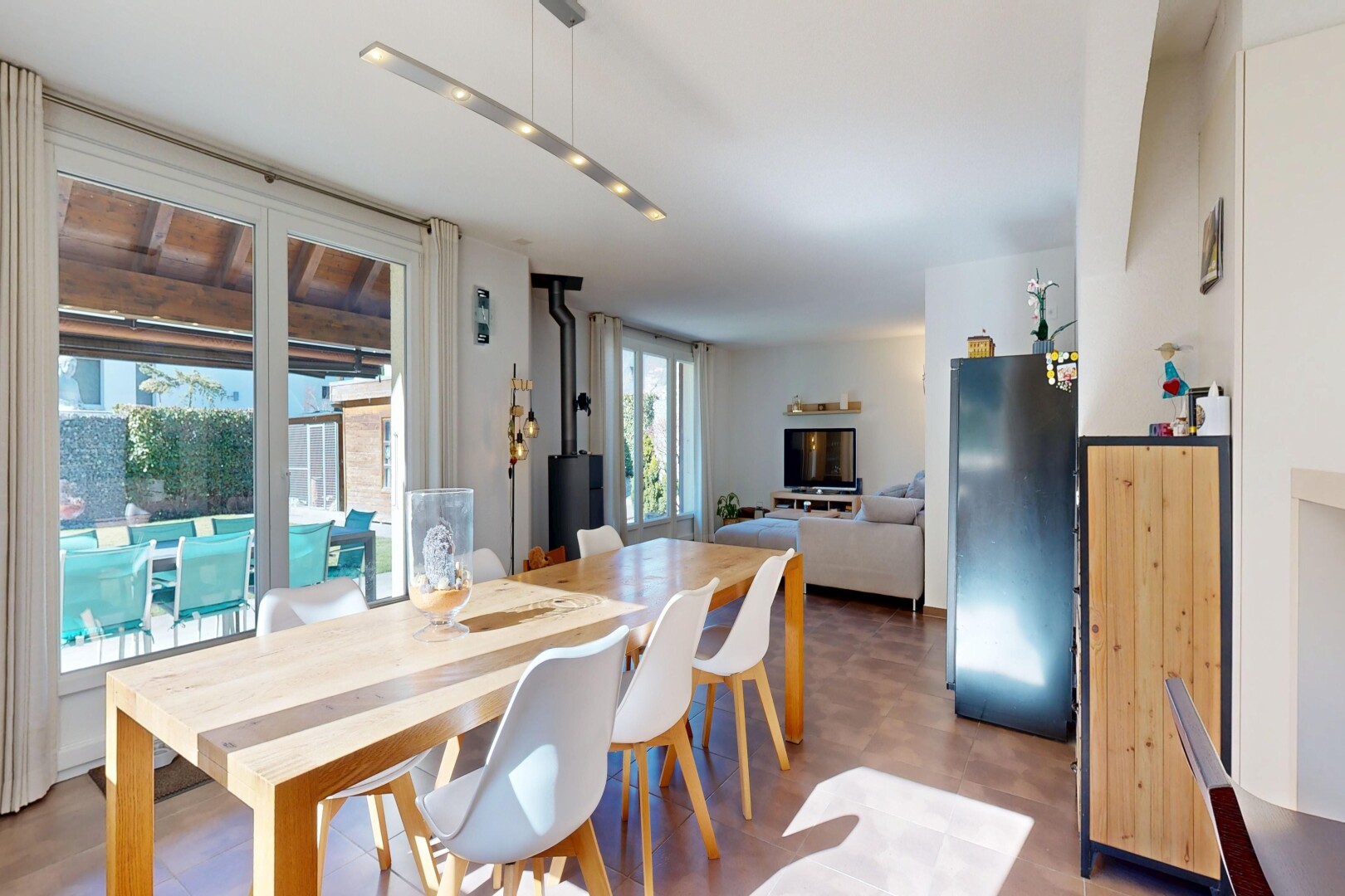 wohn- / esszimmer mit gipskartonwand, drywall, inside property, natürliches licht, und natural light