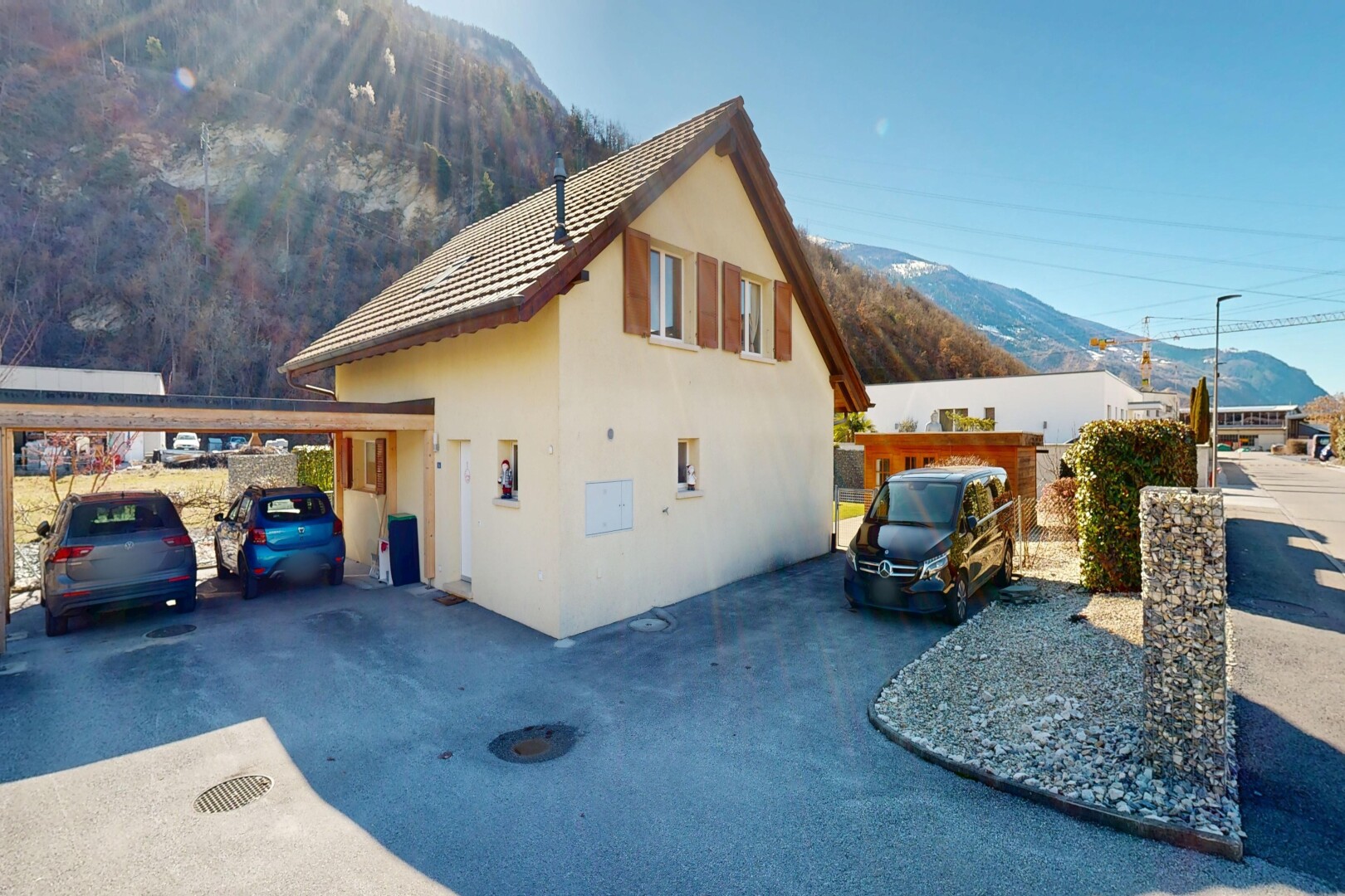 außenansicht mit blick auf die berge, mountain view, stuckverkleidung, day time, und from property