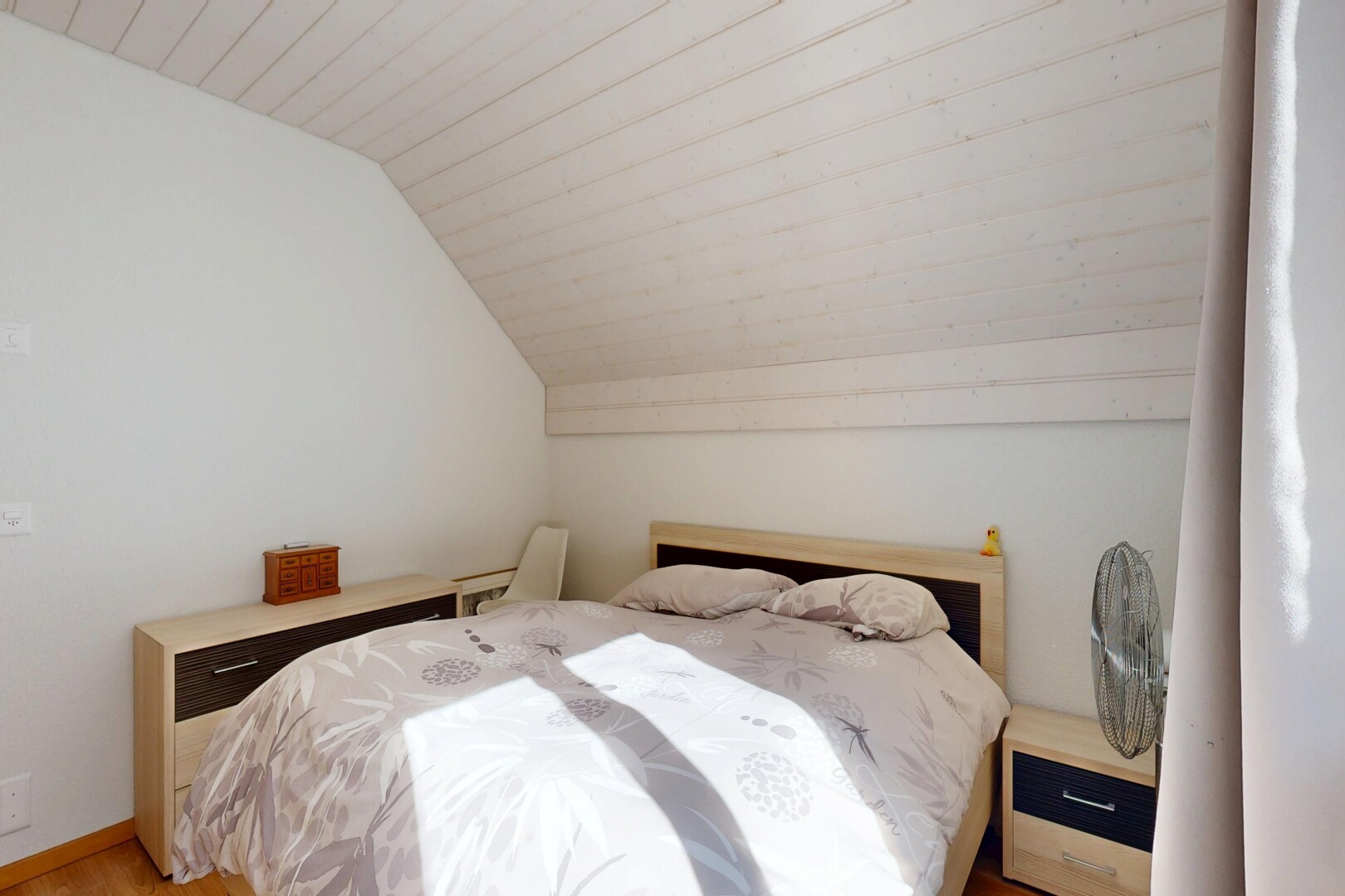 zimmer / schlafzimmer mit dachschräge, vaulted ceiling, inside property, gipskartonwand, und drywall