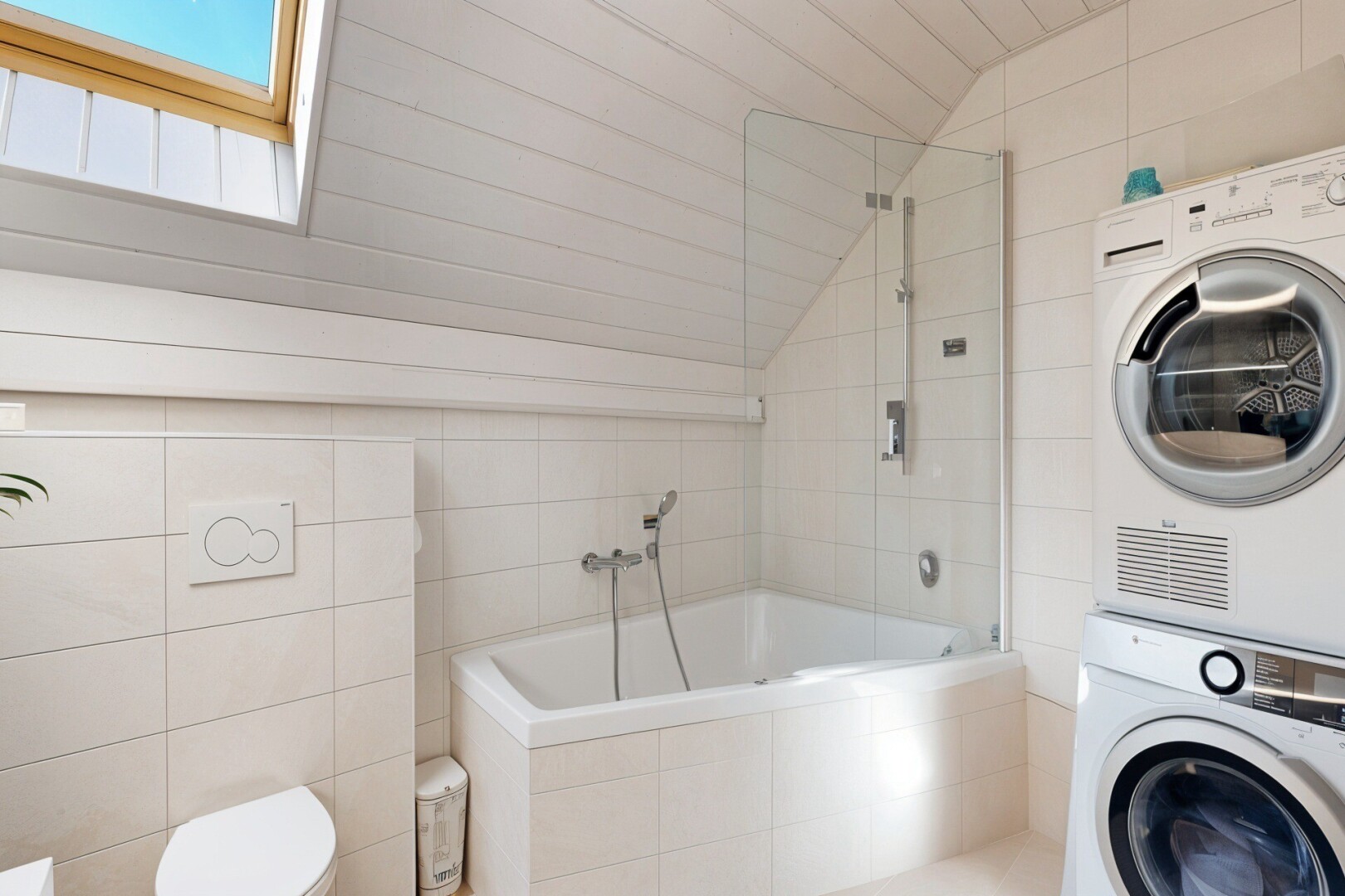 wäschekammer mit tile wall, fliesenwand, wäscherei, vaulted ceiling, und dachschräge