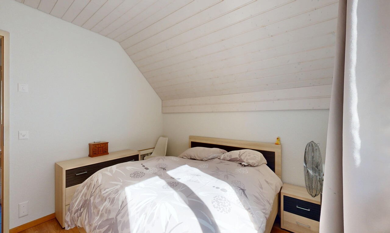 zimmer / schlafzimmer mit dachschräge, vaulted ceiling, inside property, gipskartonwand, und drywall