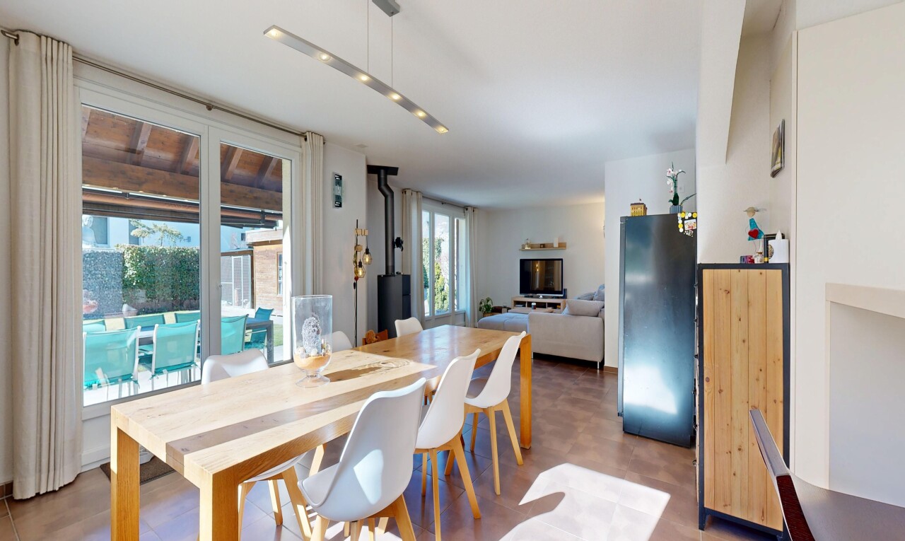 wohn- / esszimmer mit gipskartonwand, drywall, inside property, natürliches licht, und natural light