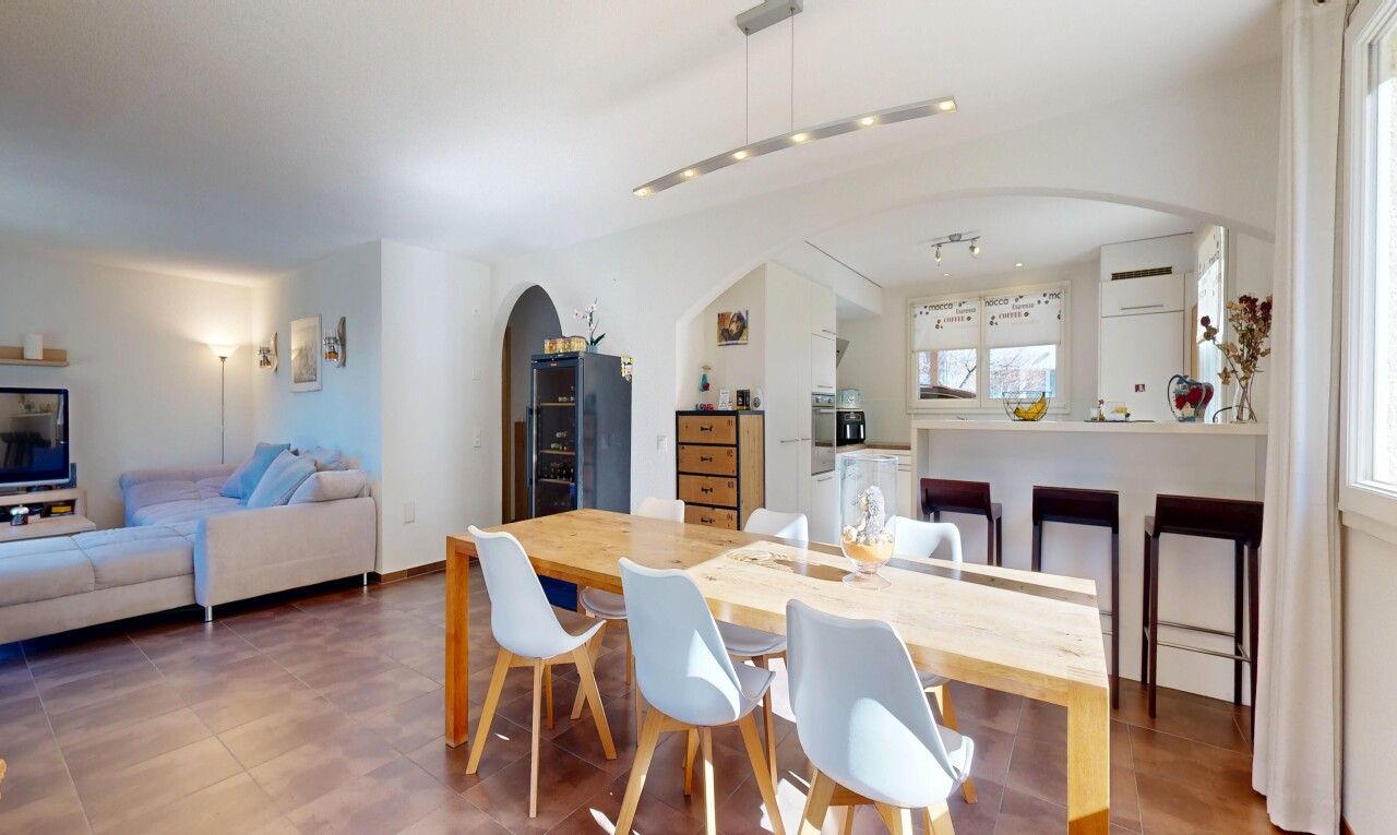 wohn- / esszimmer mit inside property, gipskartonwand, drywall, gewölbte gehwege, und full kitchen