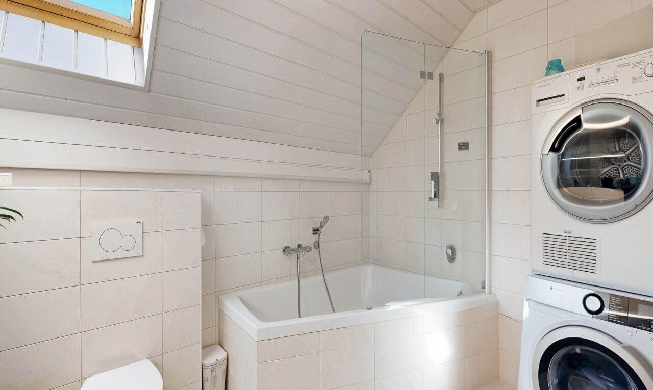 wäschekammer mit tile wall, fliesenwand, wäscherei, vaulted ceiling, und dachschräge