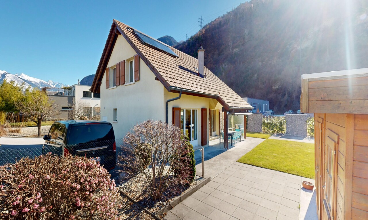 außenansicht mit blick auf die berge, mountain view, solaranlage, day time, und schornstein