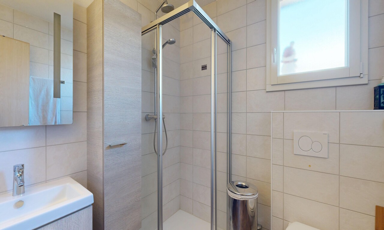 bad mit fliesenwand, tile wall, komplettes badezimmer, spiegel, und schminktisch