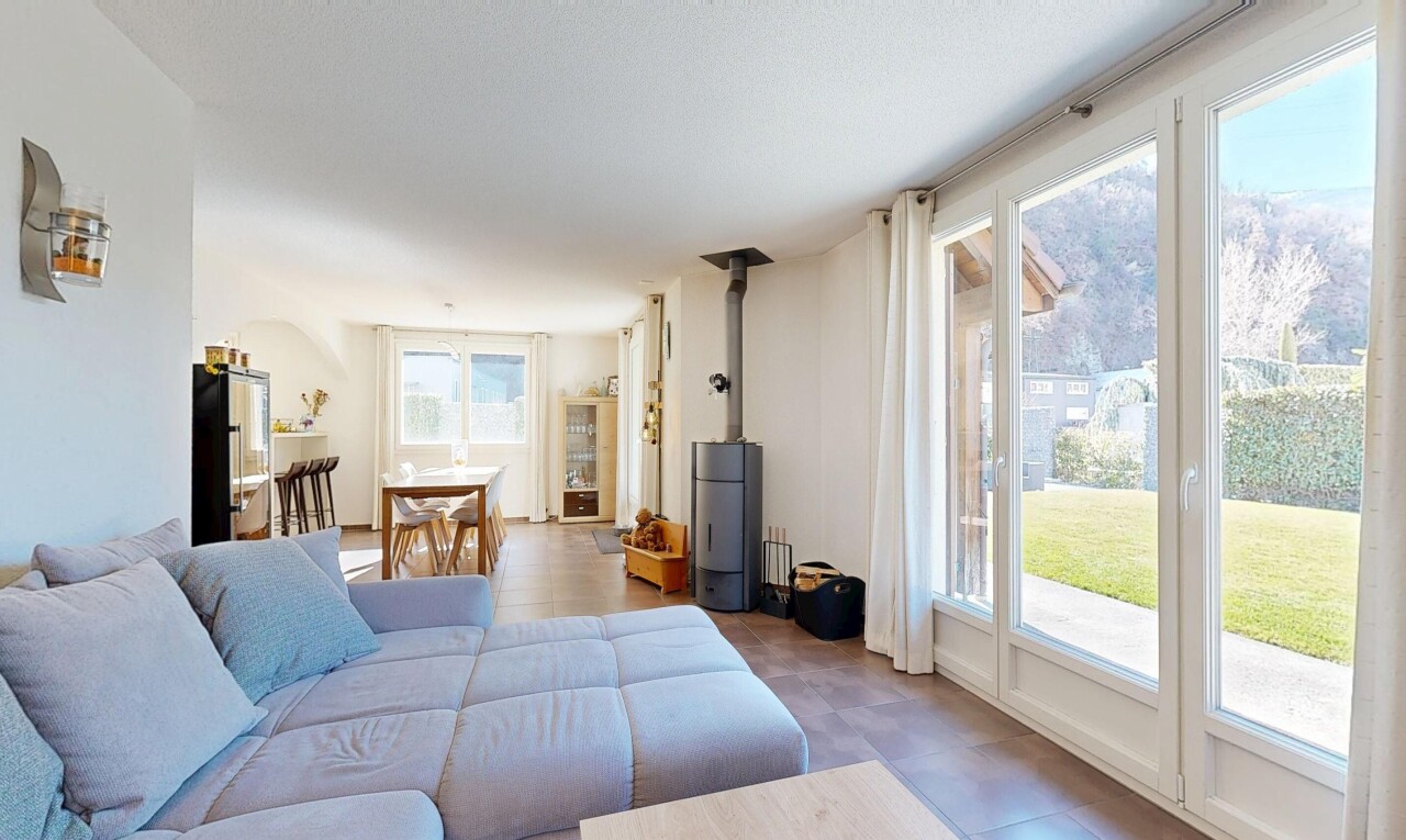 wohn- / esszimmer mit inside property, gipskartonwand, drywall, natürliches licht, und natural light