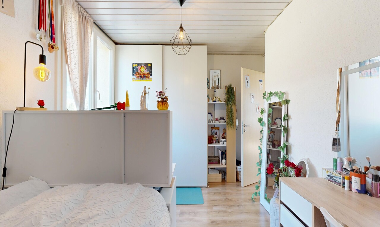 zimmer / schlafzimmer mit inside property, wood finish floor, holzfußboden, drywall, und gipskartonwand