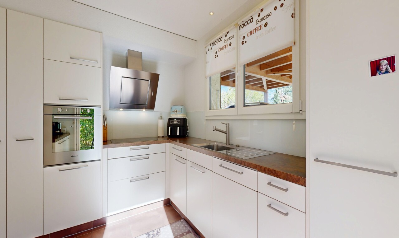 küche mit ofen, weiße schränke, white cabinets, dunstabzugshaube, und natural light