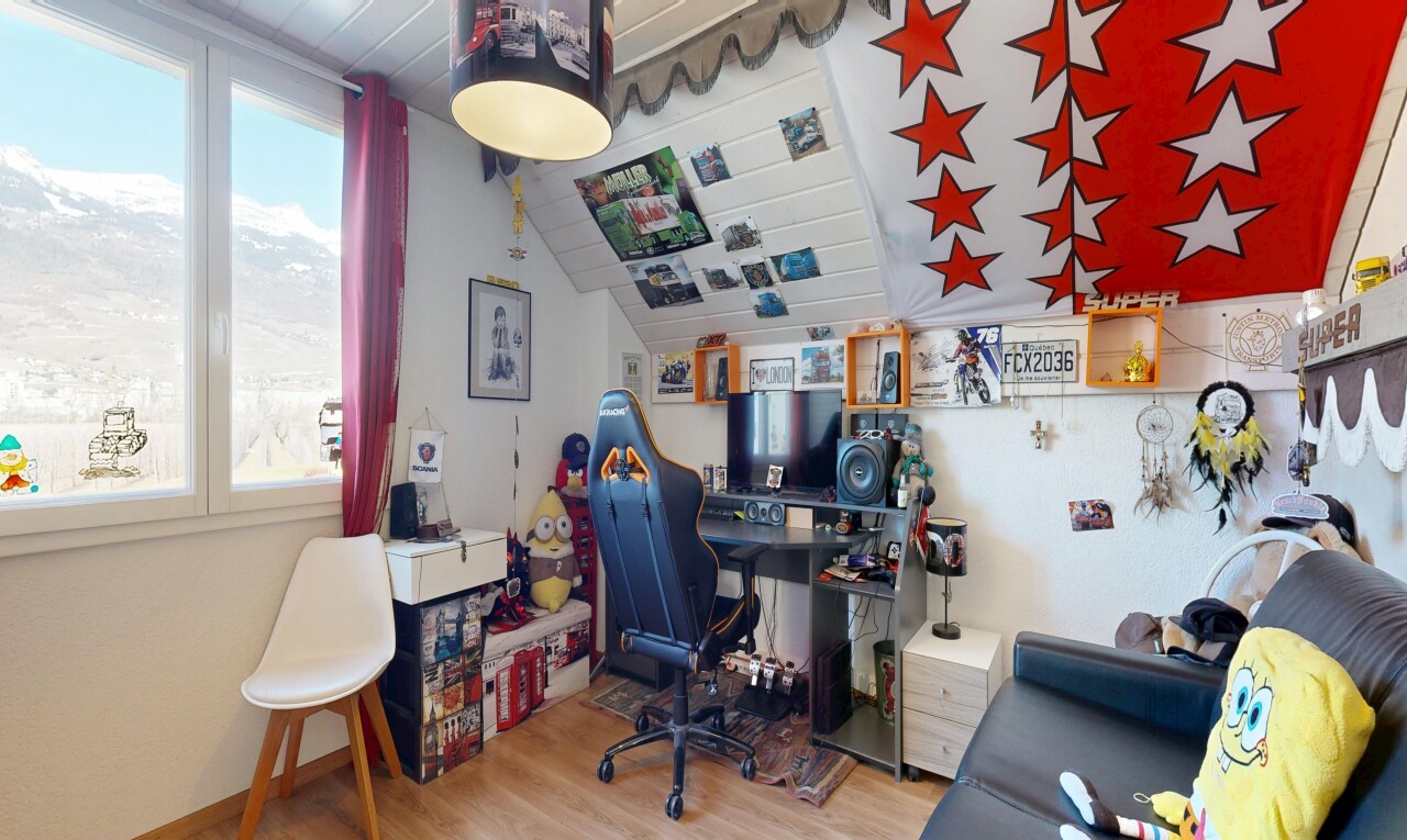 büro mit holzfußboden, wood finish floor, inside property, fernseher, und dachschräge