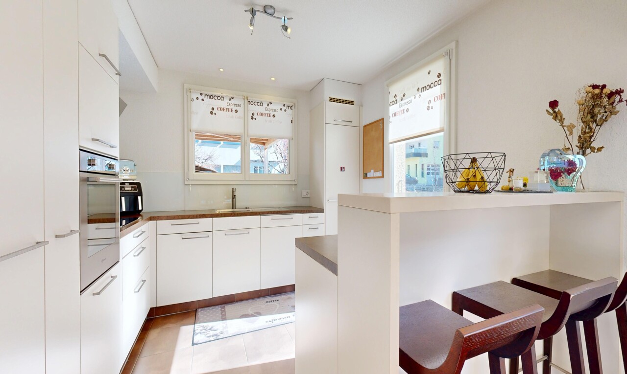 küche mit weiße schränke, white cabinets, natürliches licht, natural light, und light floor
