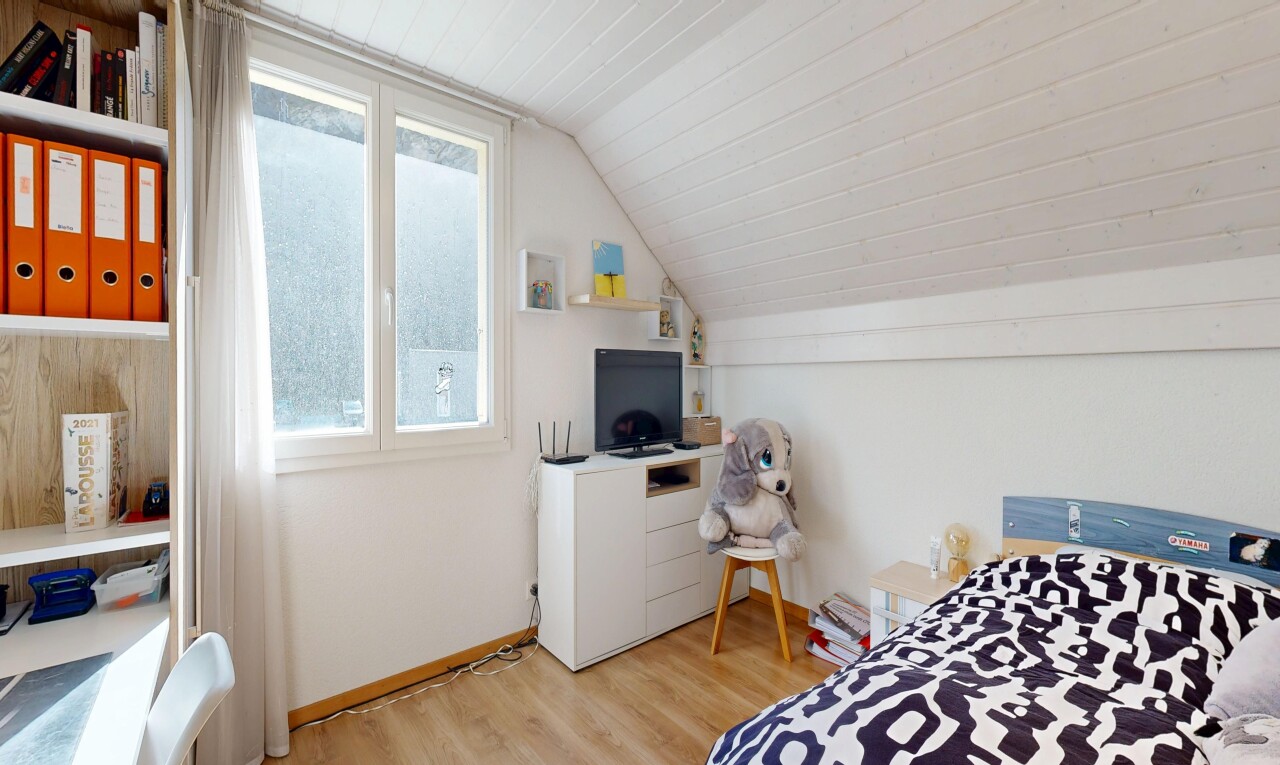 zimmer / schlafzimmer mit holzfußboden, wood finish floor, natürliches licht, natural light, und zusätzliches zimmer