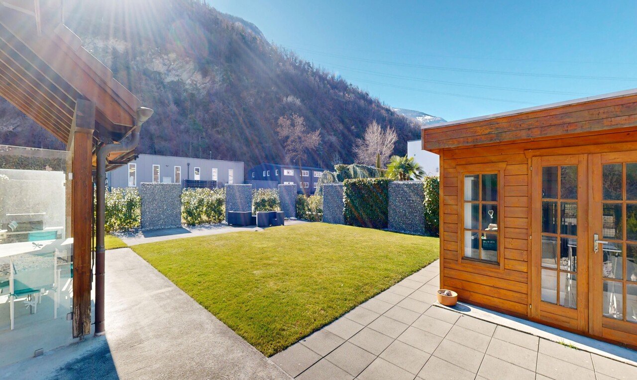 terrasse mit from property, rasen, terrasse, zaun, und day time