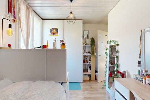zimmer / schlafzimmer mit inside property, wood finish floor, holzfußboden, drywall, und gipskartonwand