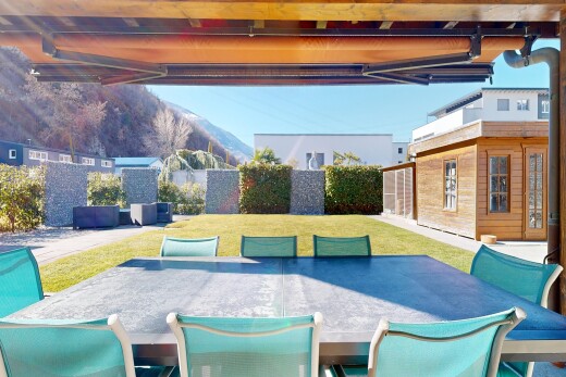 terrasse avec terrasse, day time, pelouse, coin repas extérieur, et mountain view
