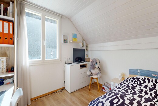 zimmer / schlafzimmer mit holzfußboden, wood finish floor, natürliches licht, natural light, und zusätzliches zimmer