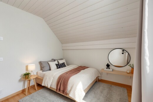 zimmer / schlafzimmer mit dachschräge, vaulted ceiling, inside property, gipskartonwand, und drywall