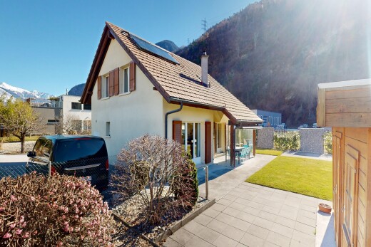 façade avec vue sur la montagne, mountain view, panneaux solaires, day time, et cheminée