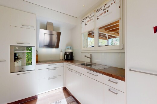 küche mit ofen, weiße schränke, white cabinets, dunstabzugshaube, und natural light