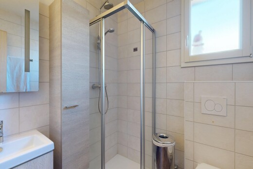 bad mit fliesenwand, tile wall, komplettes badezimmer, spiegel, und schminktisch