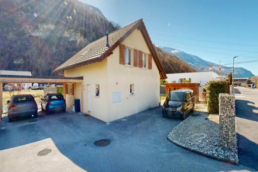 façade avec vue sur la montagne, mountain view, bardage en stuc, day time, et from property
