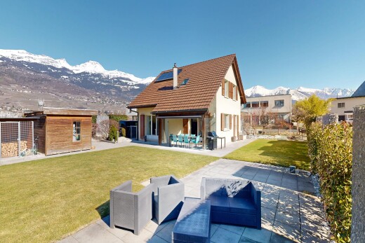 façade avec vue sur la montagne, mountain view, pelouse, terrasse, et day time