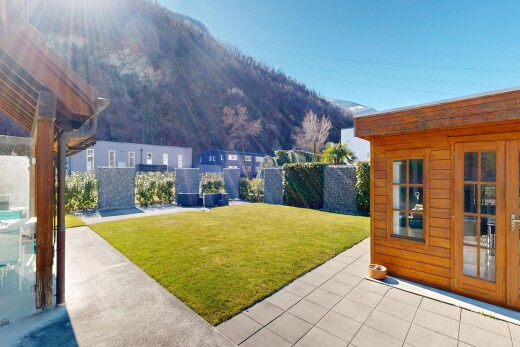 terrasse mit from property, rasen, terrasse, zaun, und day time
