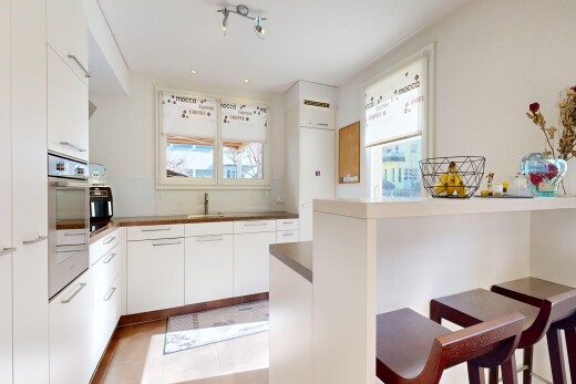 küche mit weiße schränke, white cabinets, natürliches licht, natural light, und light floor
