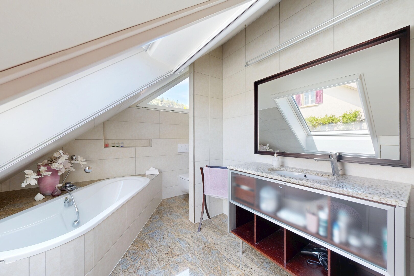 bad mit fliesenwand, tile wall, komplettes badezimmer, bad, und schminktisch