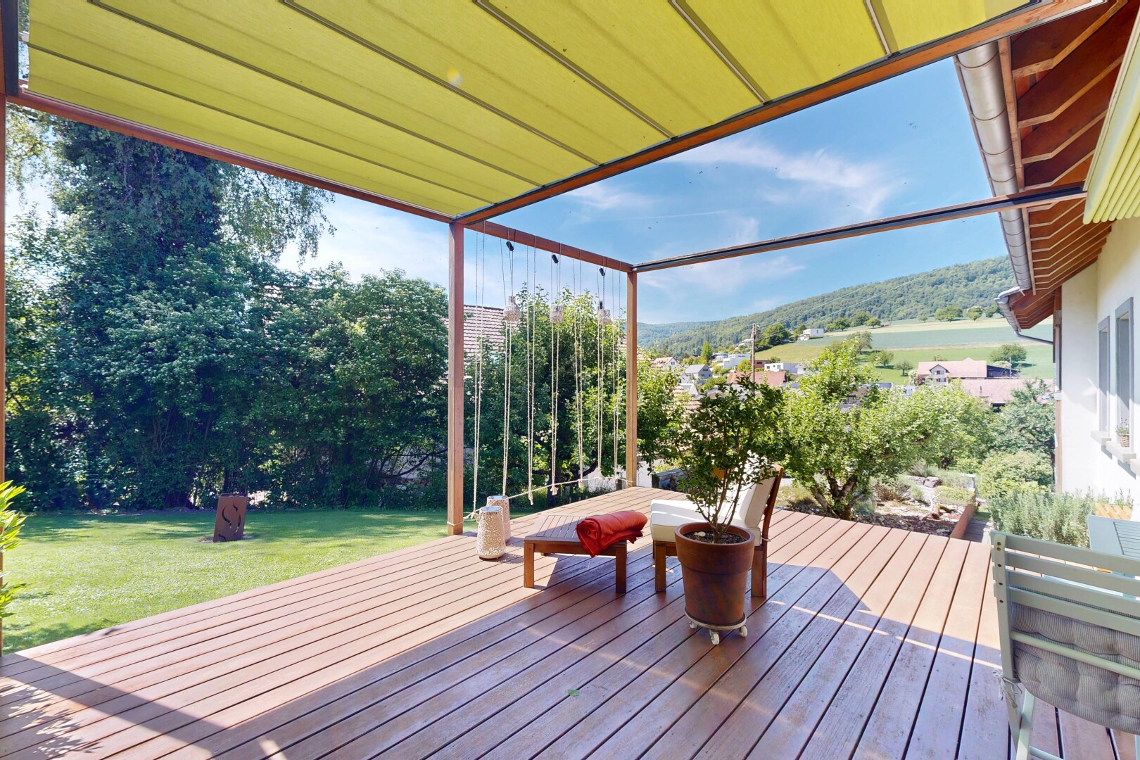 terrasse mit from property, deck, rasen, und day time