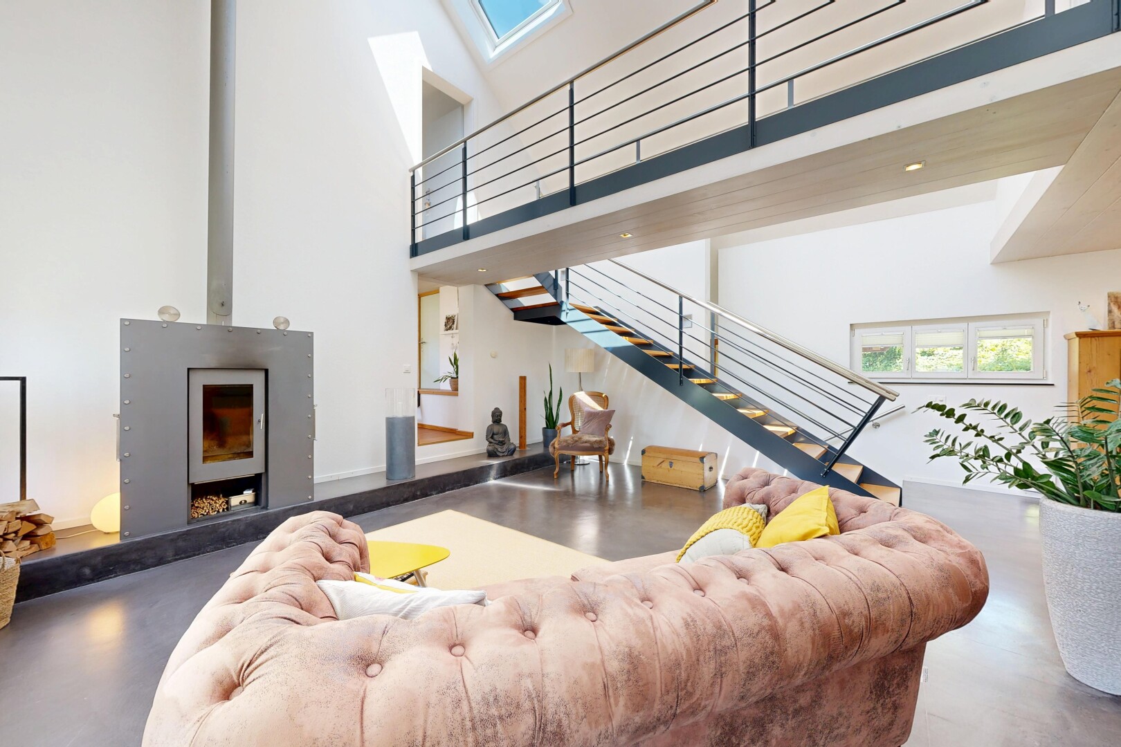 wohnzimmer mit hohe decke, high ceiling, gipskartonwand, drywall, und treppen