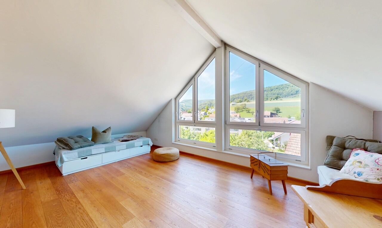wohnzimmer mit zusätzliches zimmer, day time, inside property, dachschräge, und vaulted ceiling