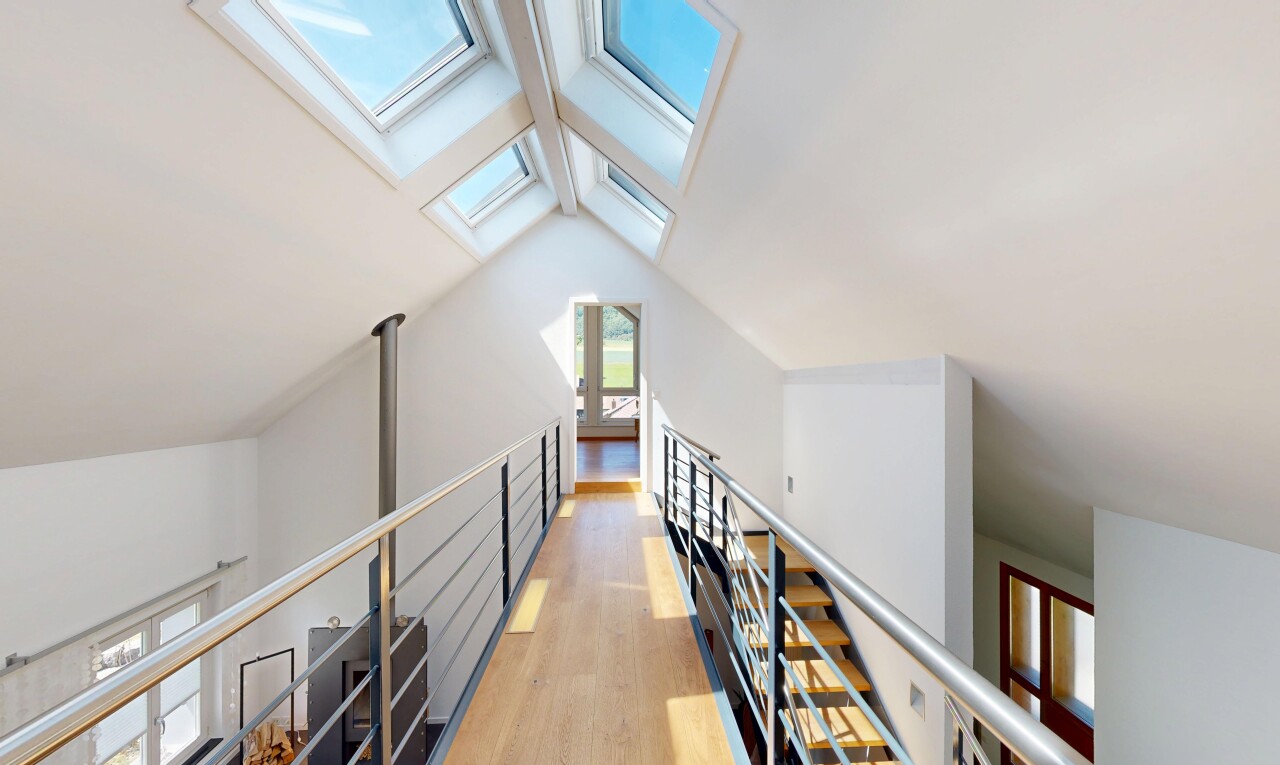 treppe mit natürliches licht, natural light, holzfußboden, wood finish floor, und inside property