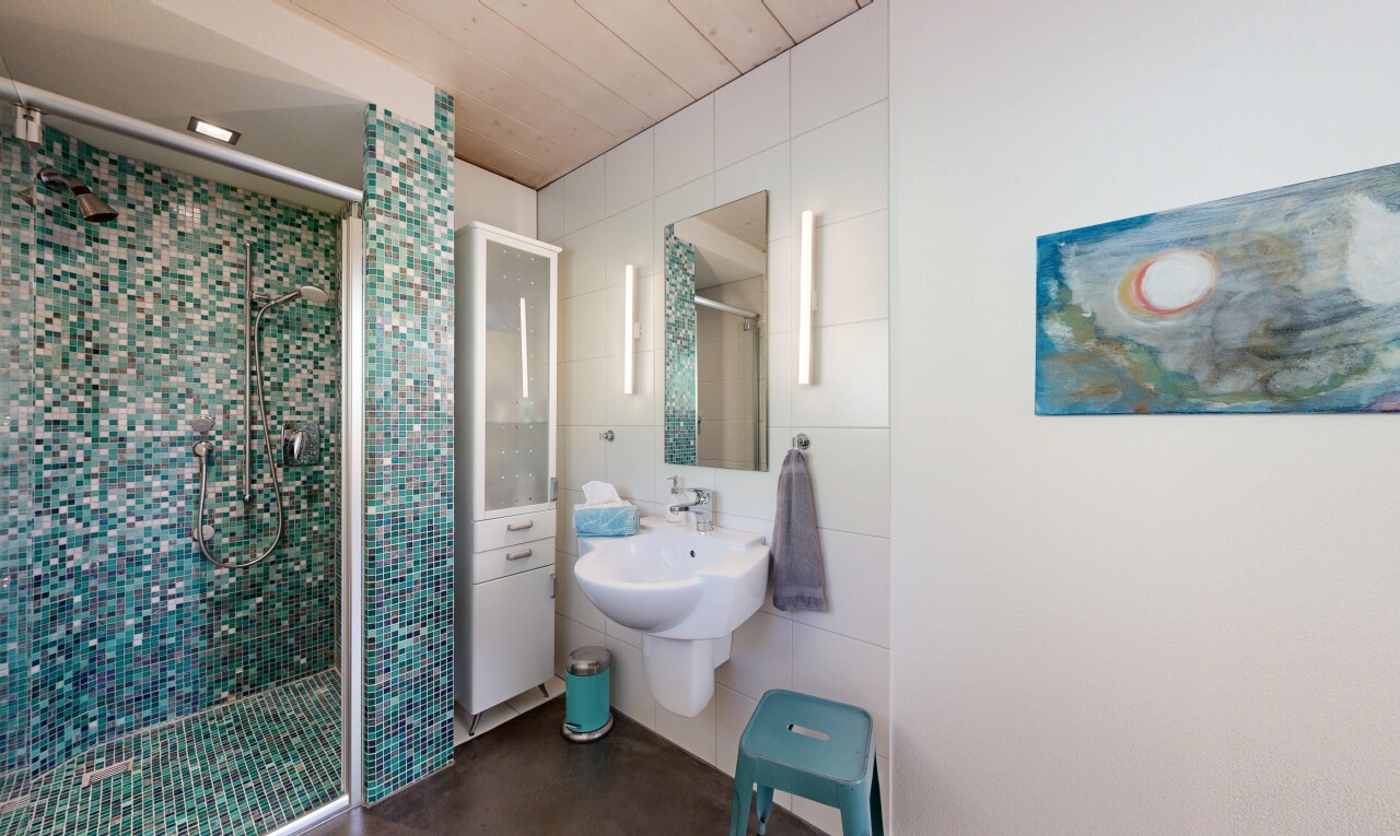 bad mit dusche, spiegel, komplettes badezimmer, tile wall, und fliesenwand