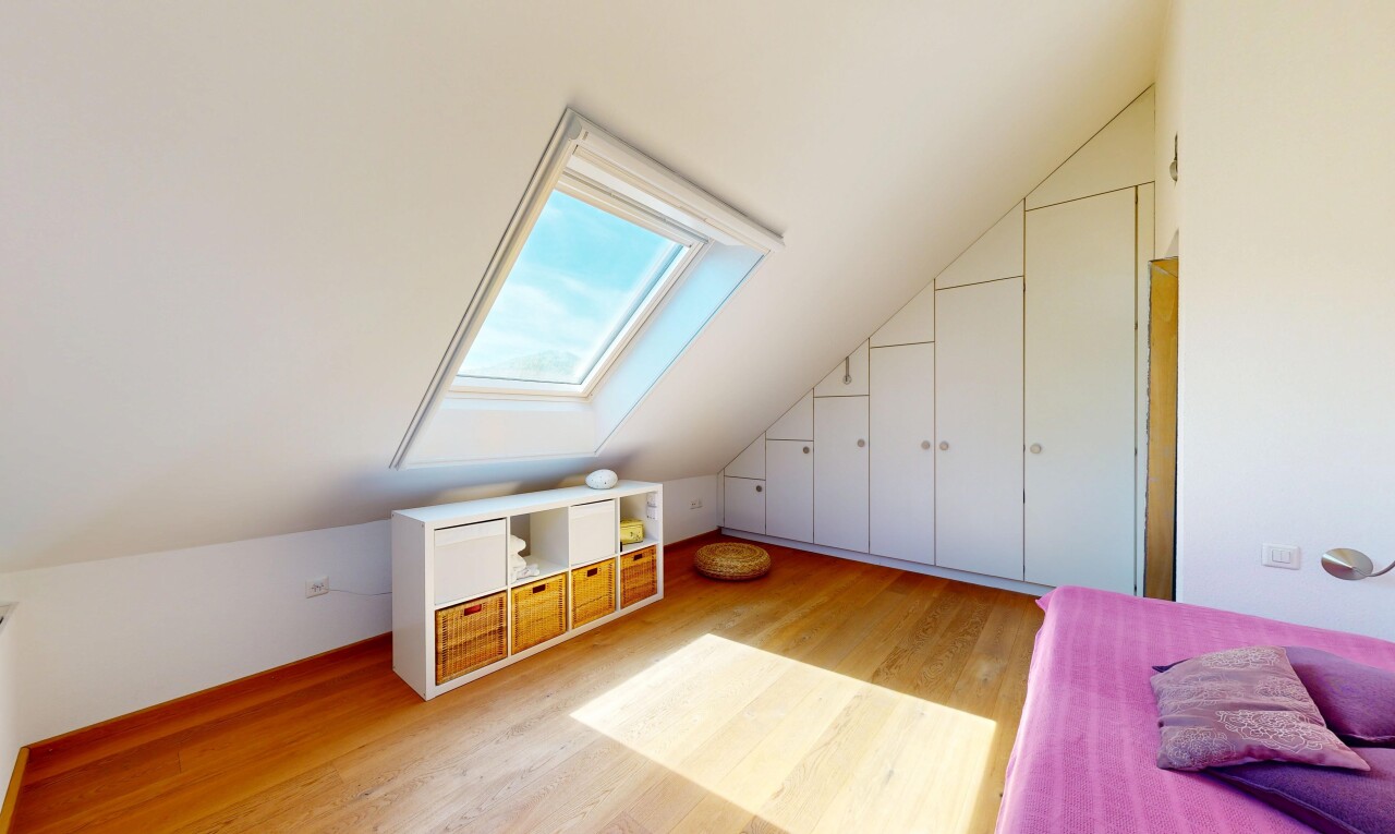 zimmer / schlafzimmer mit zusätzliches zimmer, dachschräge, vaulted ceiling, niedrige decke, und low ceiling